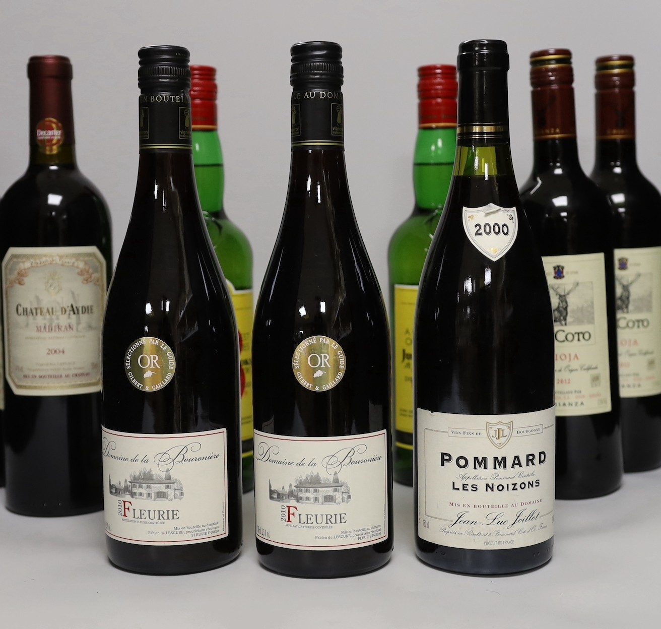 A quantity wine and spirits including Fleurie, Pommard, El Coto Rioja, Chateau D’Aydie, Gordons, J&B and White Horse